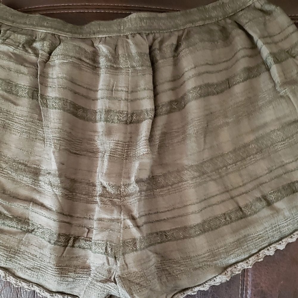Shorts - Picture 2 of 3